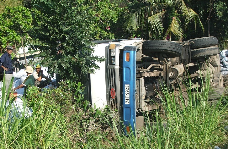 Chiếc xe tải nằm gọn dưới hố sâu, tài xế thoát nạn trong gang tấc