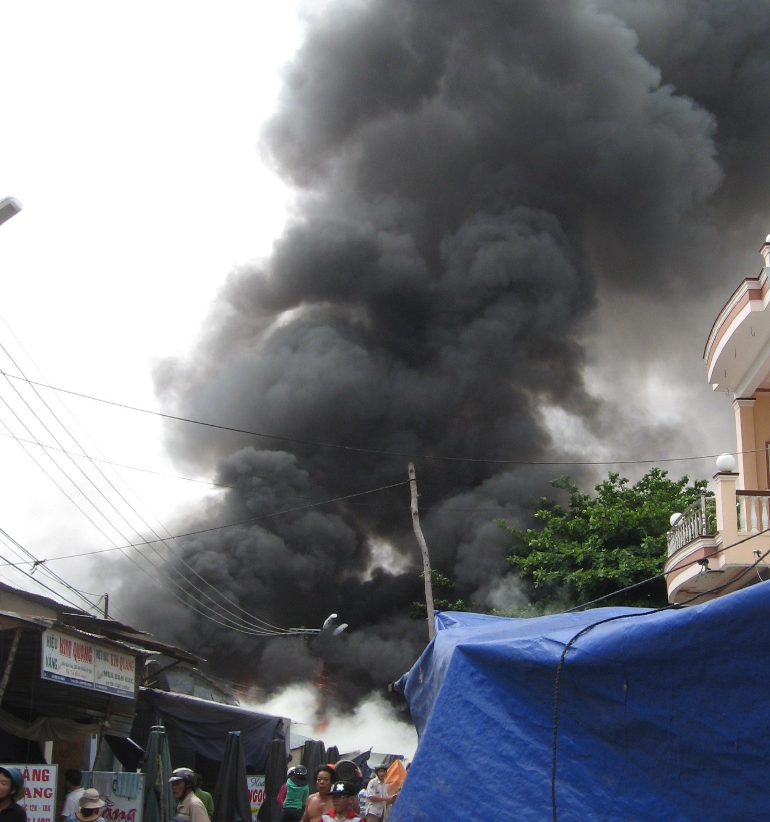 Khói bốc nghi ngút, tiêu thương và khách hàng chạy tán loạn