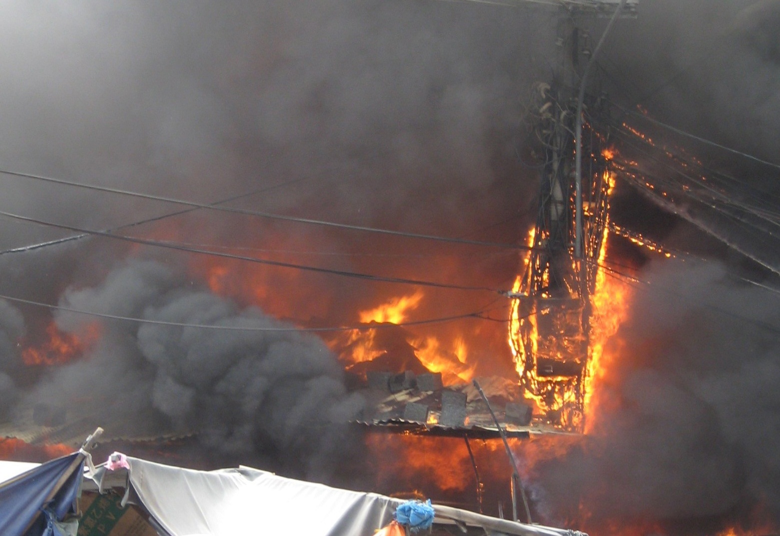 Lửa bao trùm một góc chợ Trung tâm thị xã Sông Cầu