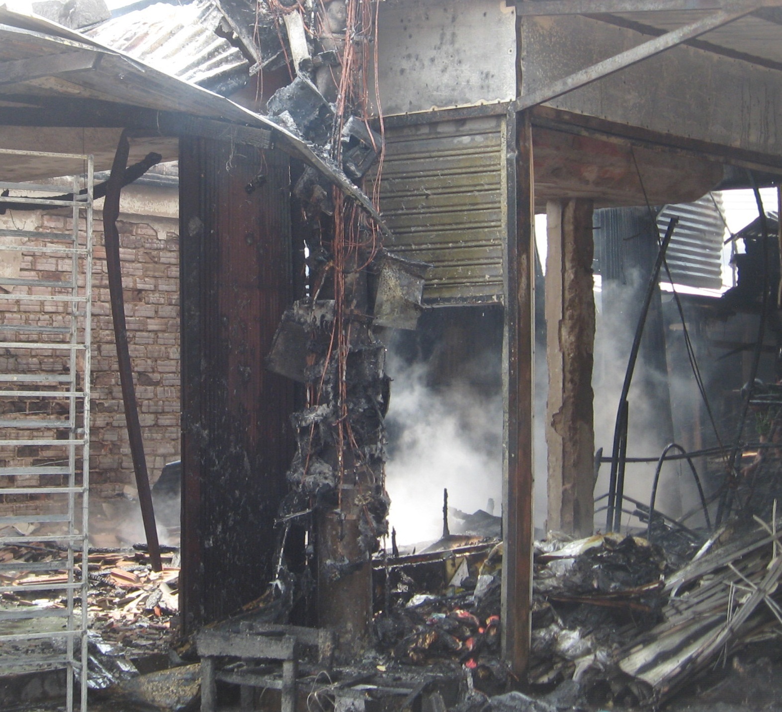 Rồi cháy lan sang trụ điện 