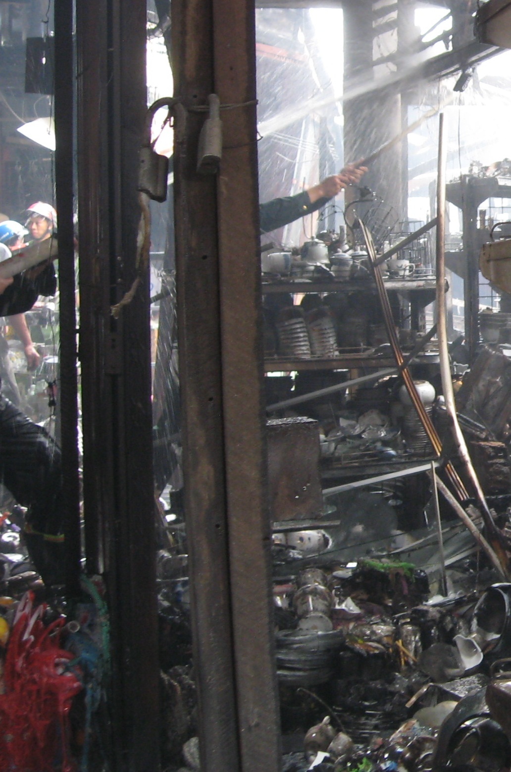 Nhiều gian hàng bị ngọn lửa thiêu rụi gần như hoàn toàn