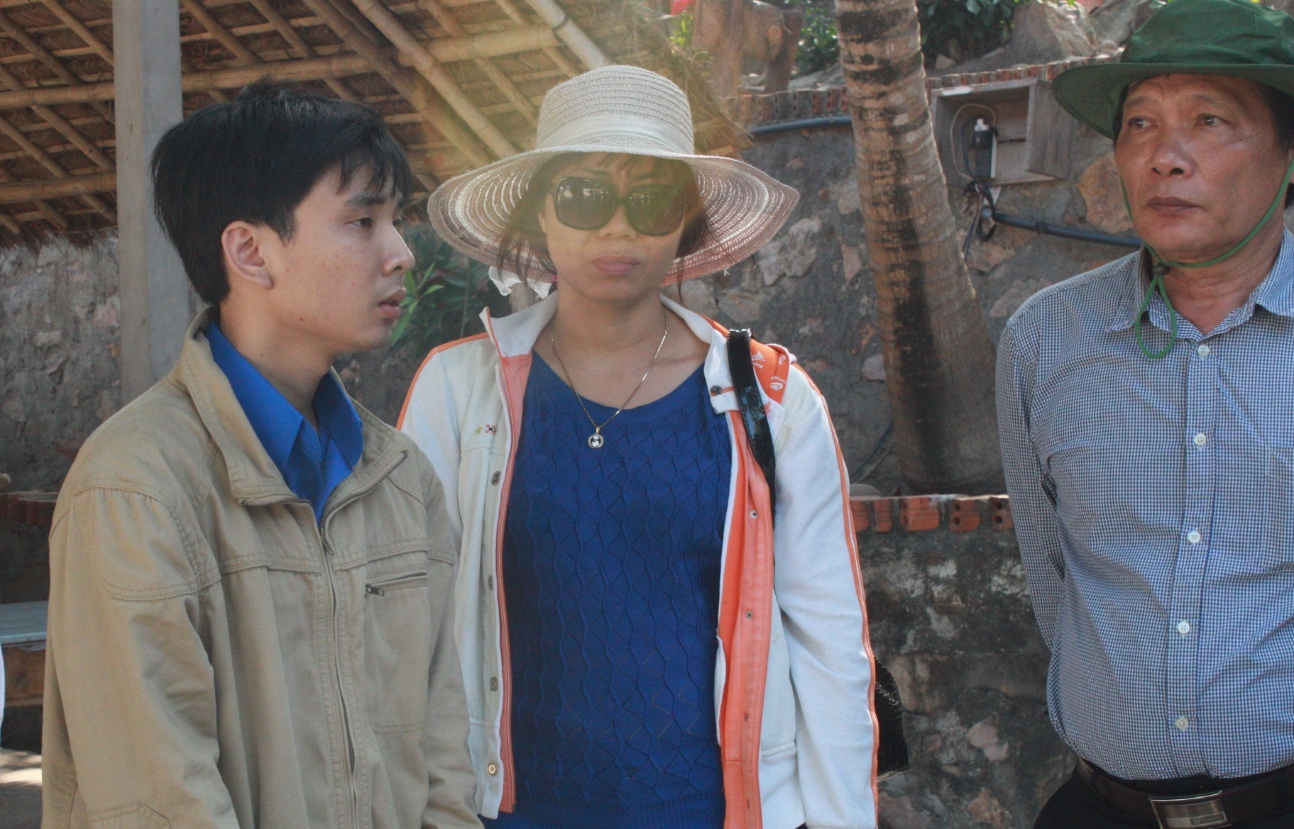 Anh Huỳnh Xuân Hùng (trái) người thoát nạn kể lại sự việc