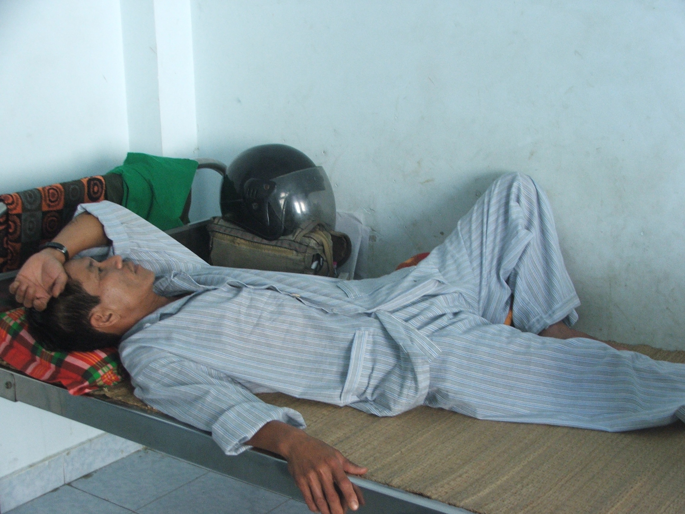 Anh Nguyễn Văn Quý đang được điều trị tại Bệnh viện Đa khoa huyện Đồng Xuân