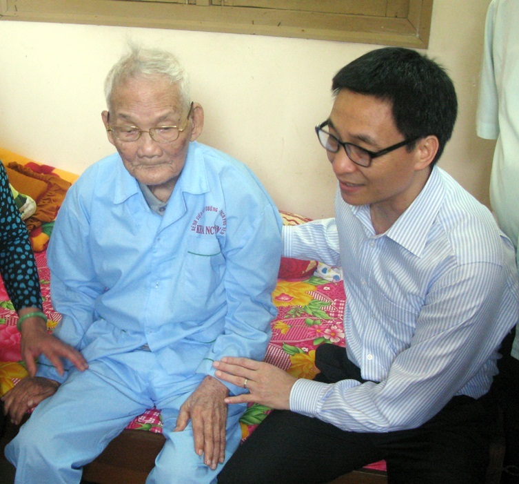 Phó Thủ tướng: “Cần quan tâm hơn những bệnh nhân có công” - 1 Phó Thủ tướng Vũ Đức Đam thăm cán bộ lão thành cách mạng ỉnh Phú Yên