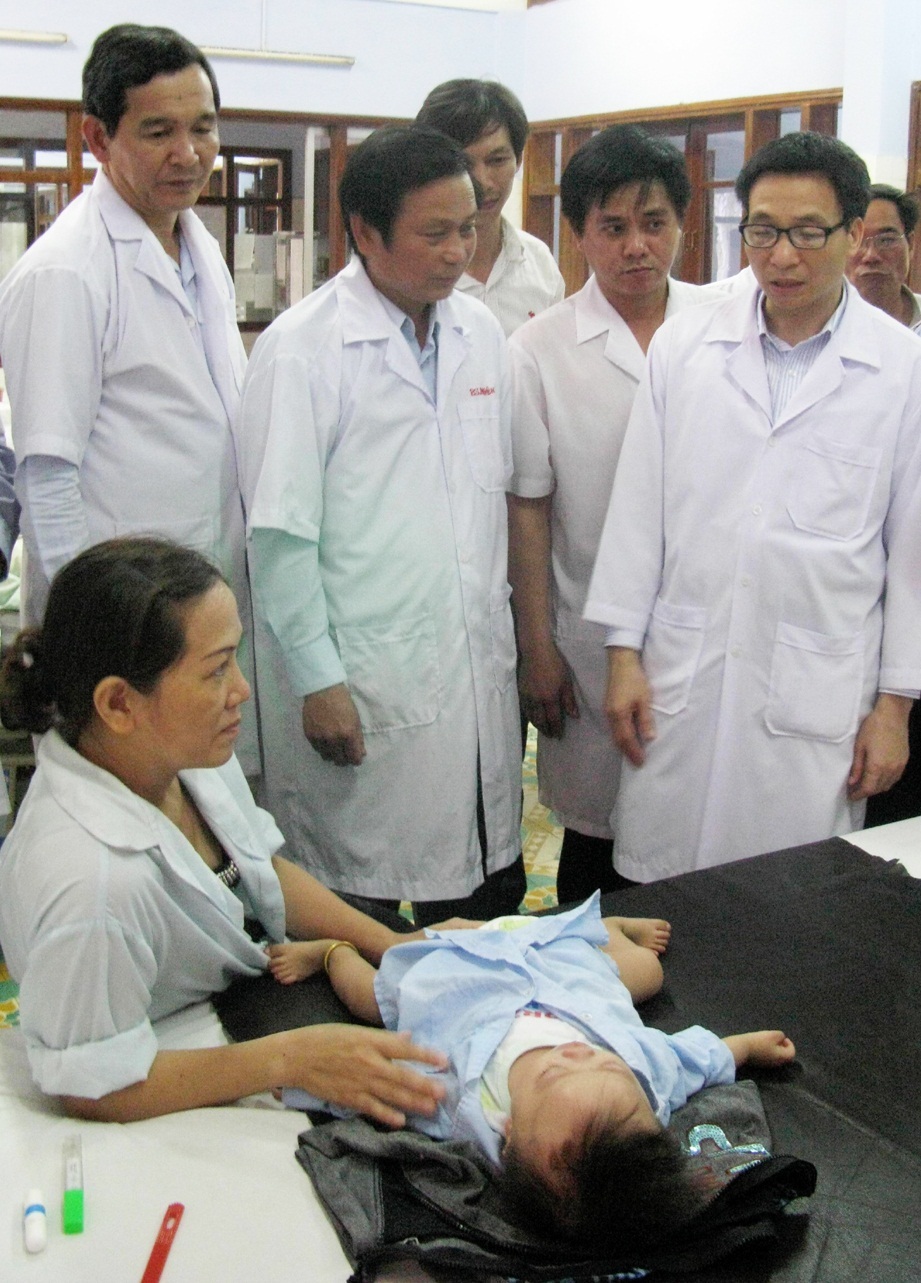 Phó Thủ tướng: “Cần quan tâm hơn những bệnh nhân có công” - 2 Phó Thủ tướng thăm các bệnh nhân nhi