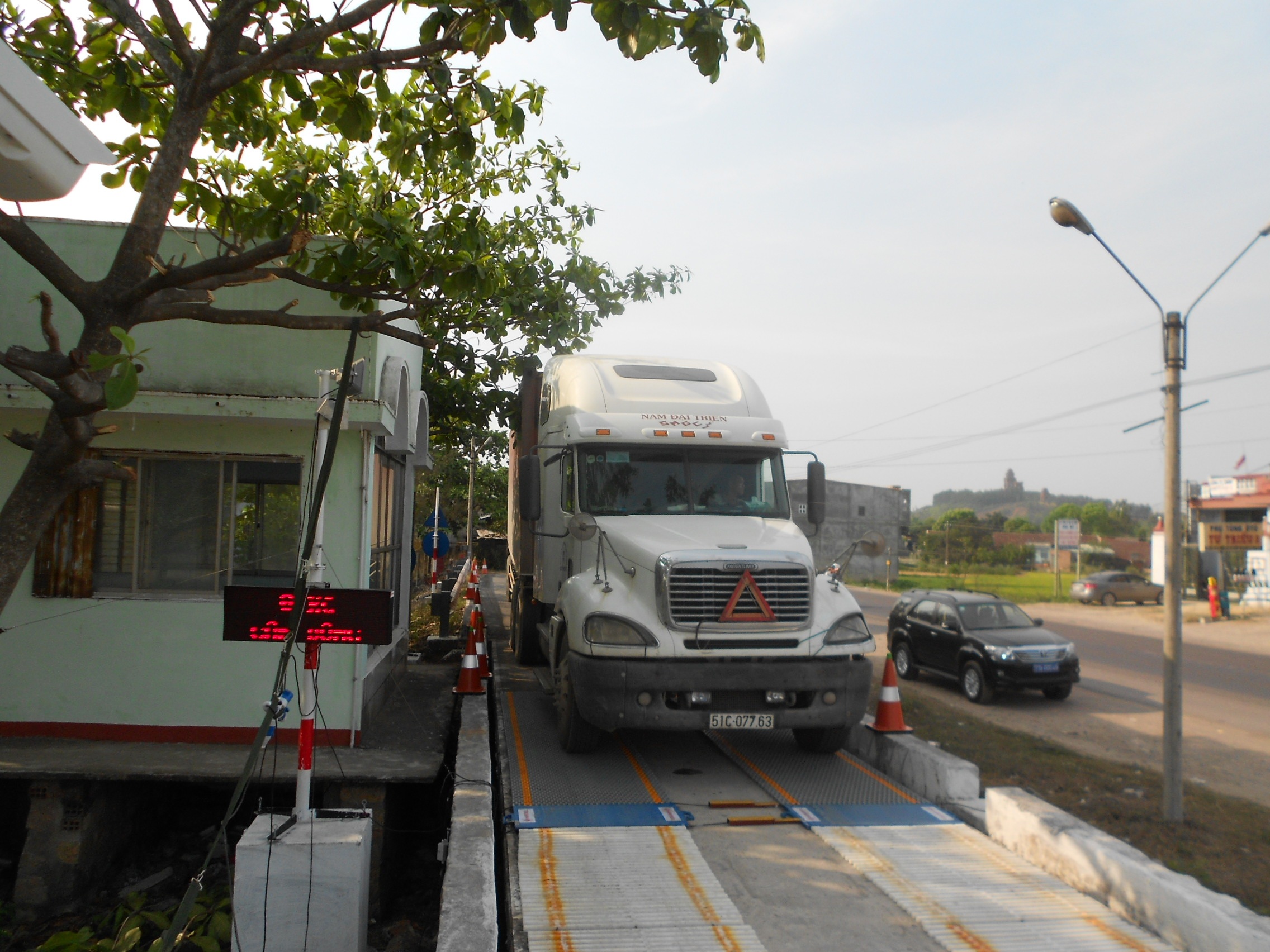 Trạm cân hỏng, tài xế xe tải... thở phào