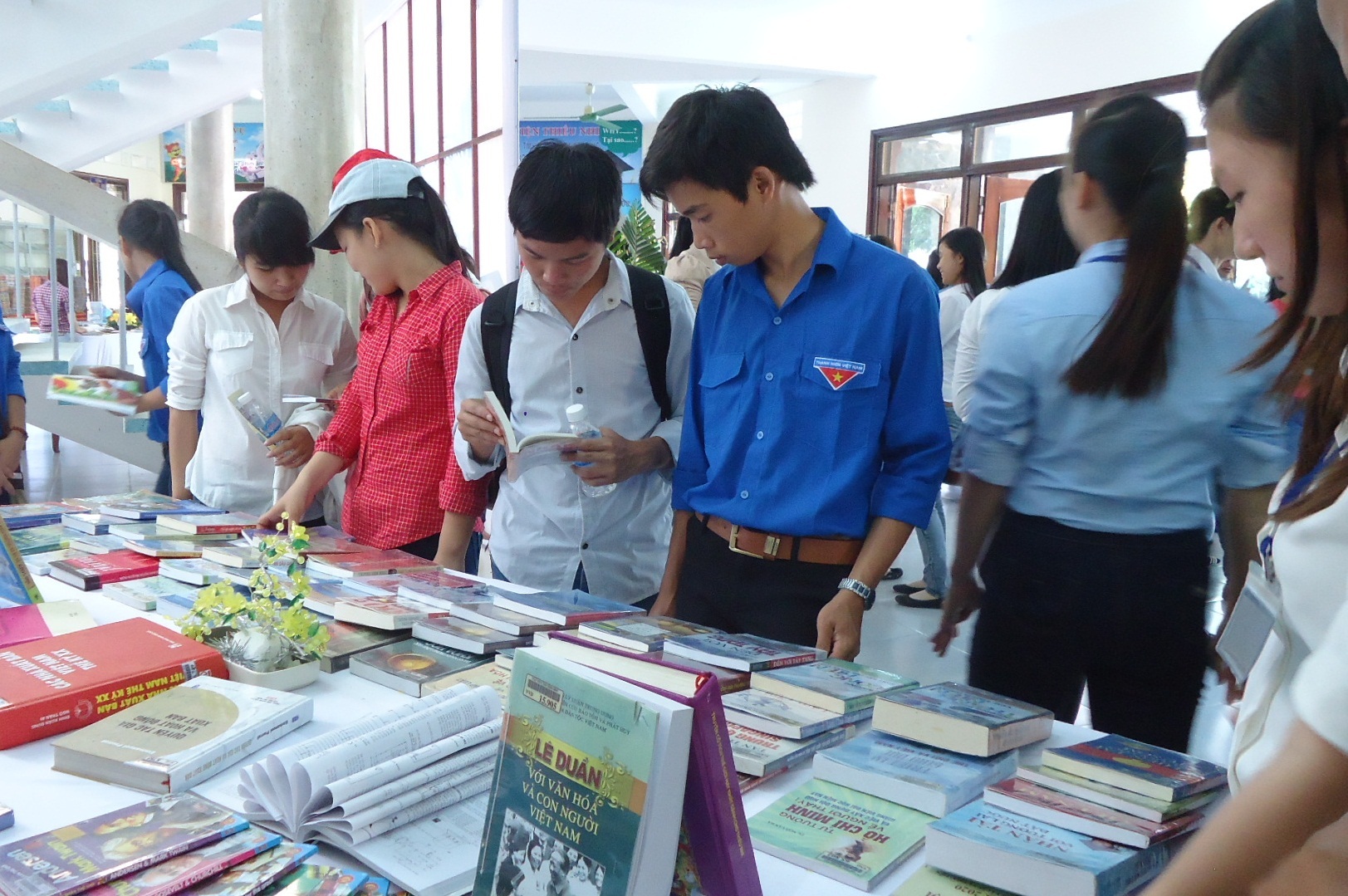 Đông đảo học sinh, sinh viên đến với Ngày hội sách và văn hóa đọc sách tại Bình Định.