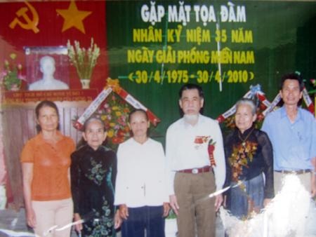 Bà Đào khoe tấm Huân chương kháng chiến hạng Nhất của mình 