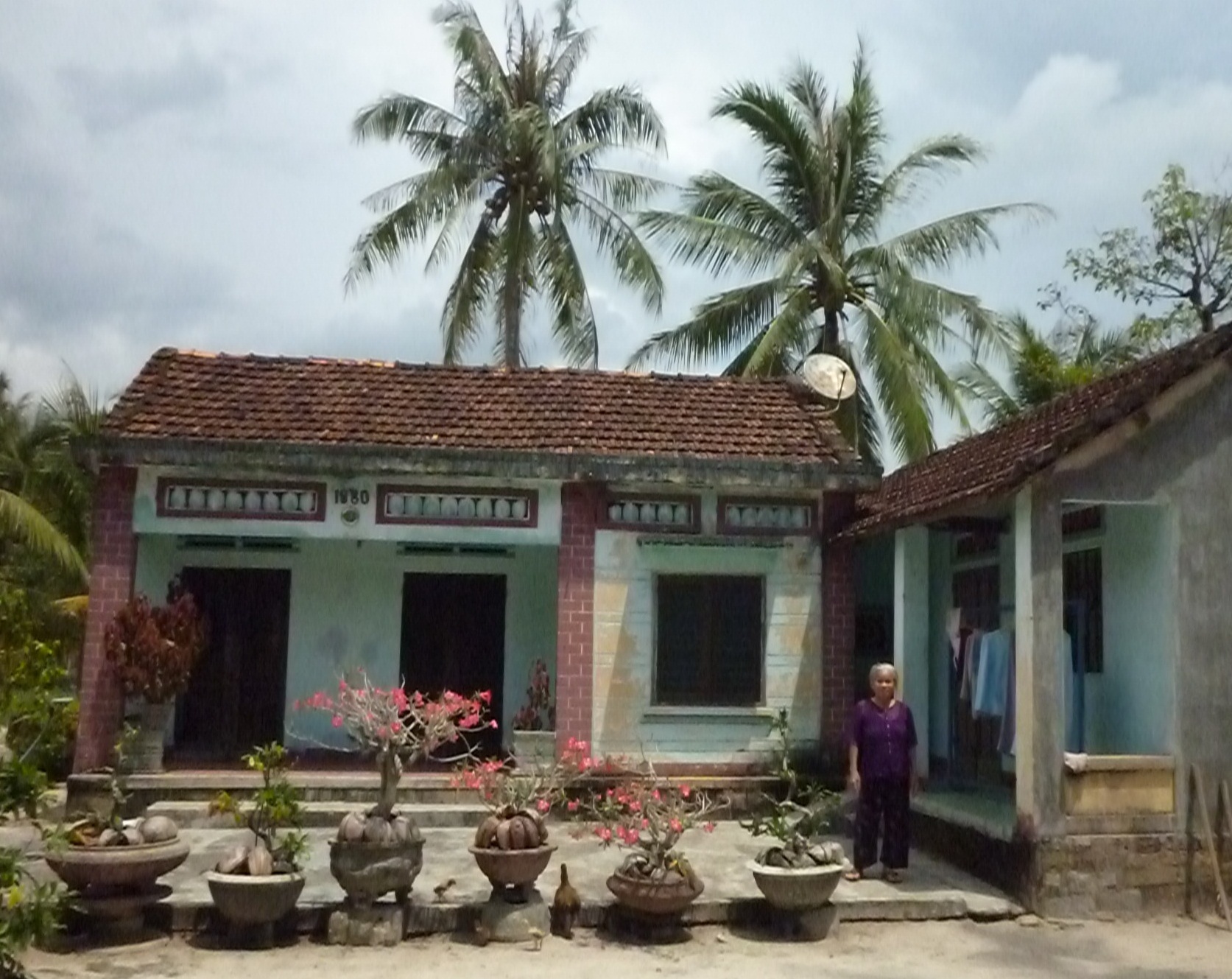 Ở tuổi xế chiều nhưng bà Đào đang một mình lủi thủi sống trong căn nhà cấp 4 tại quê nhà 