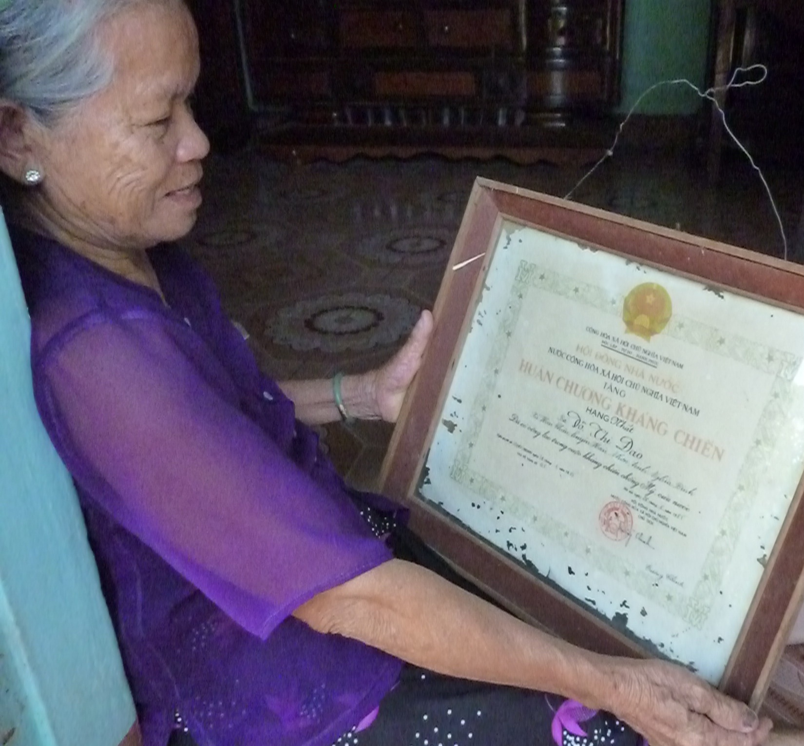 Bà Đào khoe tấm Huân chương kháng chiến hạng Nhất của mình 