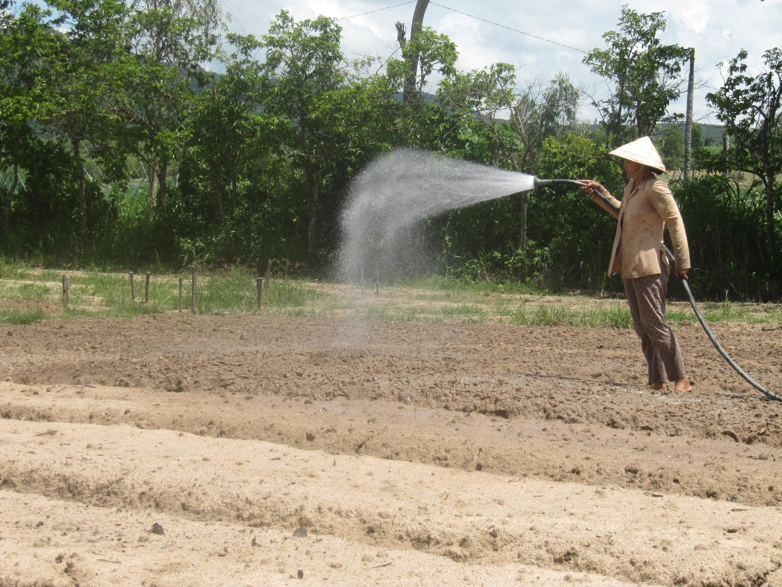 Nông dân chủ động đóng máy bơm để chống