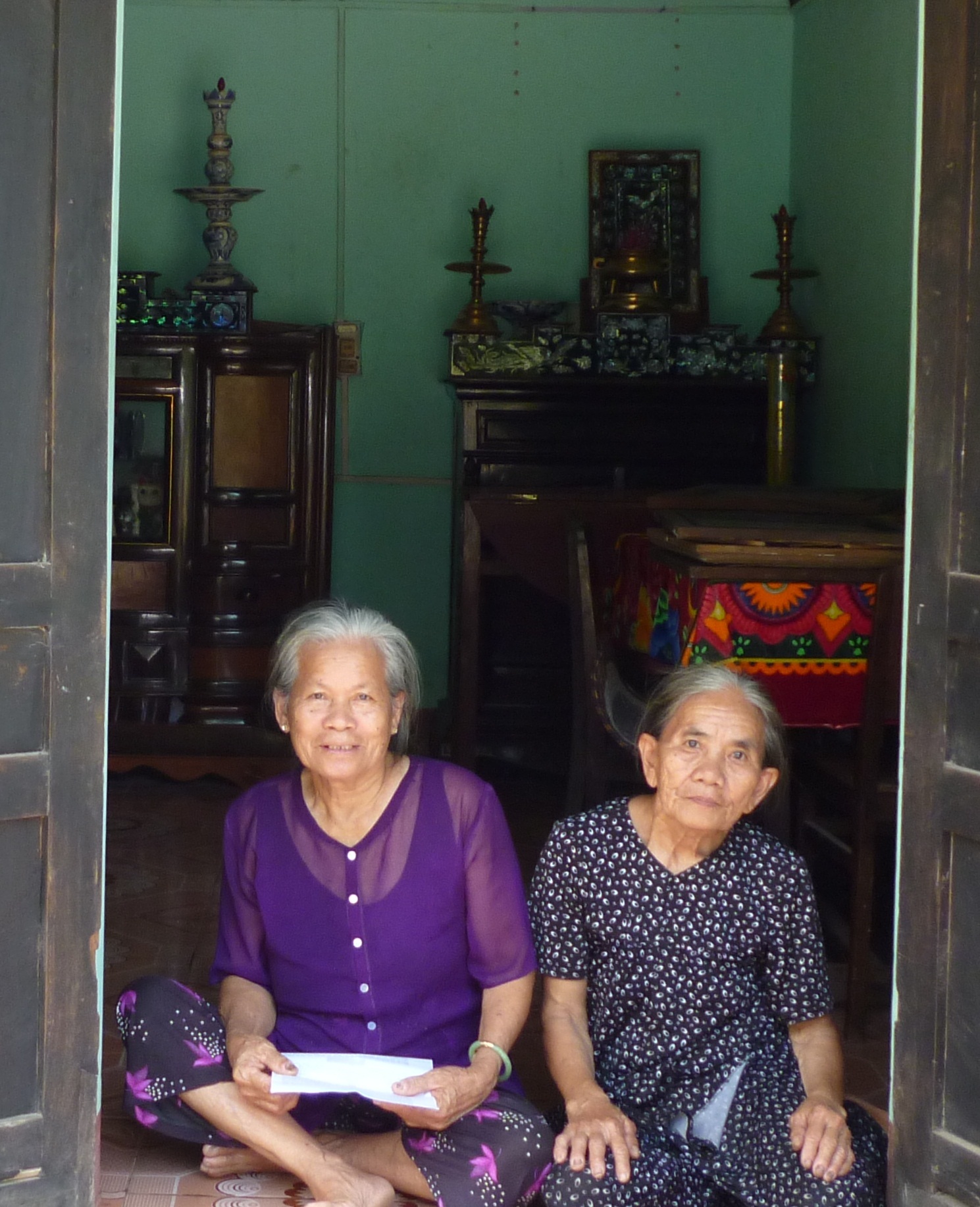 Bà Đào (bên trái) cùng bà Nguyễn Thị Khanh kể lại chuyện cũ 