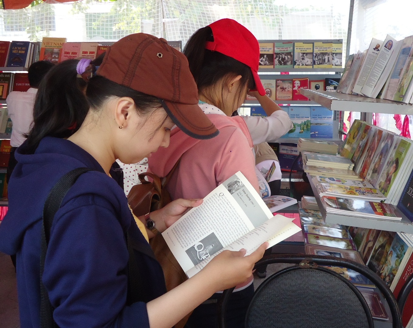 Nhiều loại sách giảm giá đến 90%.