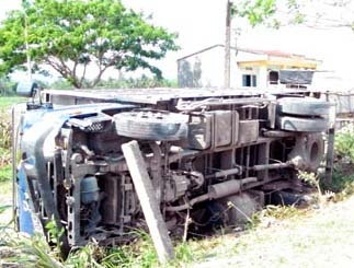 Bị xe tải kéo lê, một phụ nữ tử vong - 1 Hiện trường vụ tai nạn