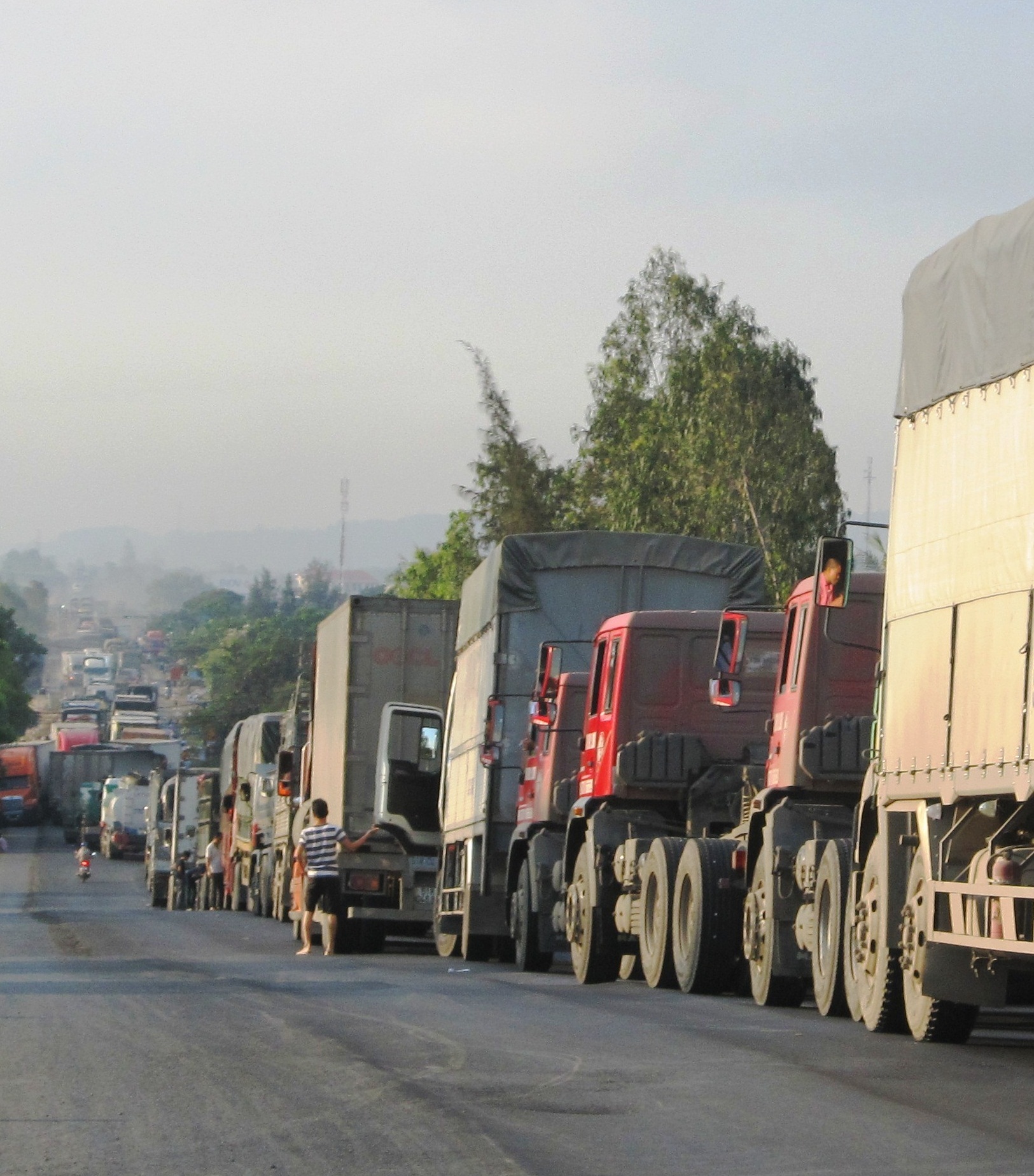 Xe tải né trạm cân, quốc lộ tiếp tục ách tắc