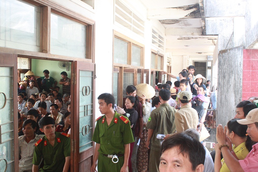 Phiên tòa thu hút nhiều người dân địa phương theo dõi