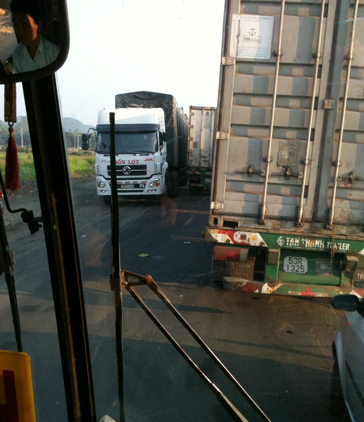 Xe tải né trạm cân, quốc lộ tiếp tục ách tắc