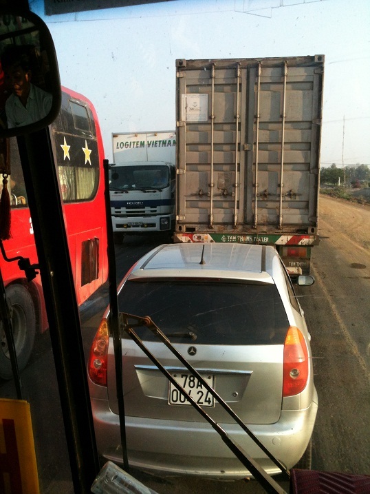 Xe tải né trạm cân, quốc lộ tiếp tục ách tắc