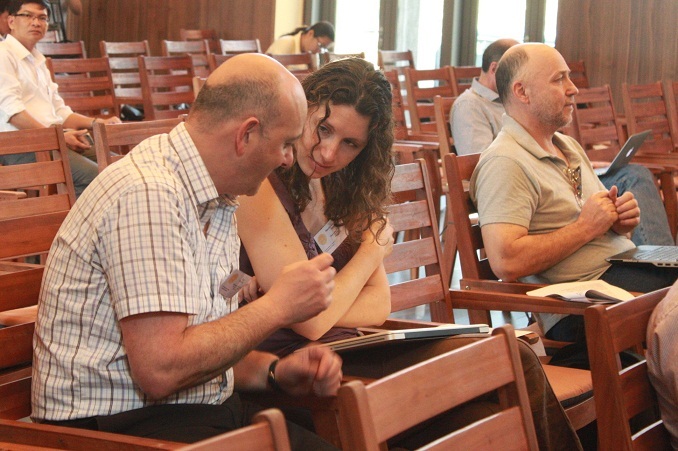 Các nhà khoa học tại hội nghị.