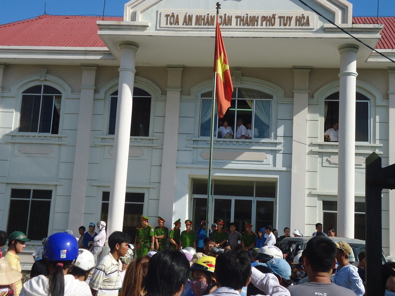 Sau khi tòa tuyên án chị Tuyết bức xúc la lốilàm náo loạn phiên tòa