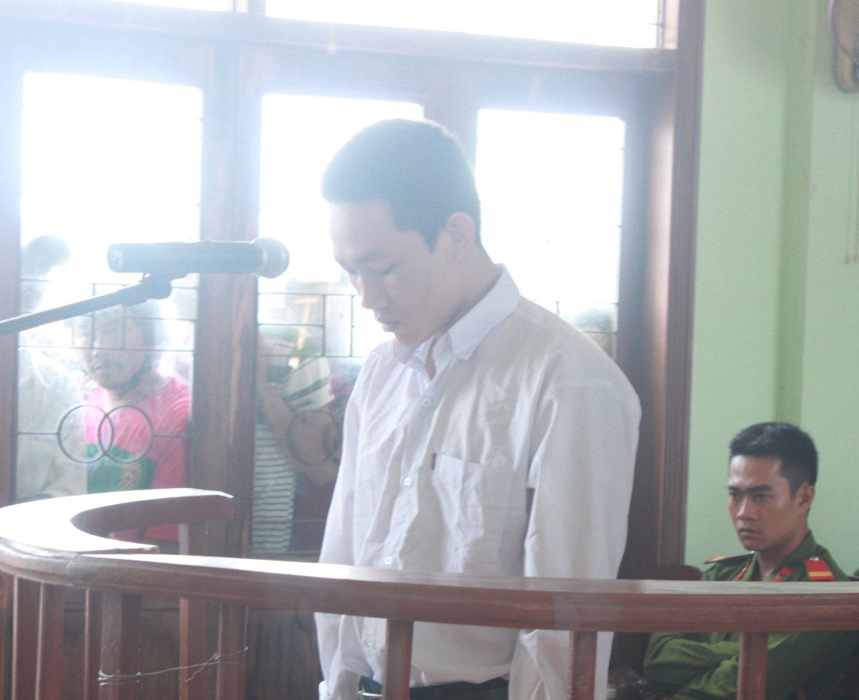 Bị cáo Đinh Văn Ngọc cúi đầu nhận tội tại tòa