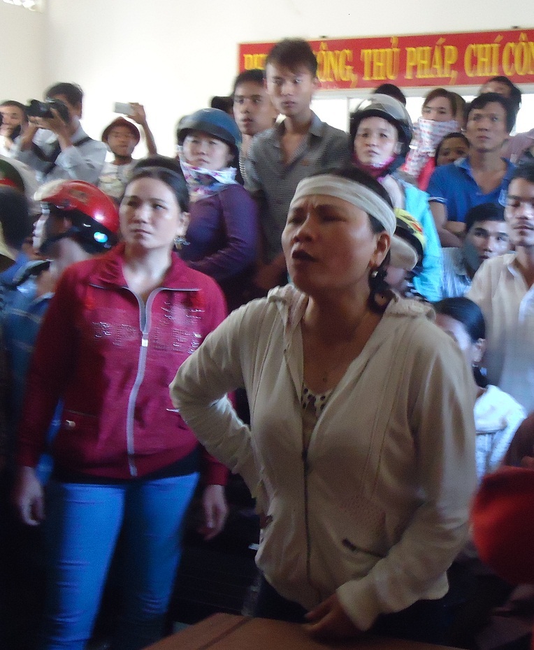 Sau khi tòa tuyên án chị Tuyết bức xúc la lốilàm náo loạn phiên tòa