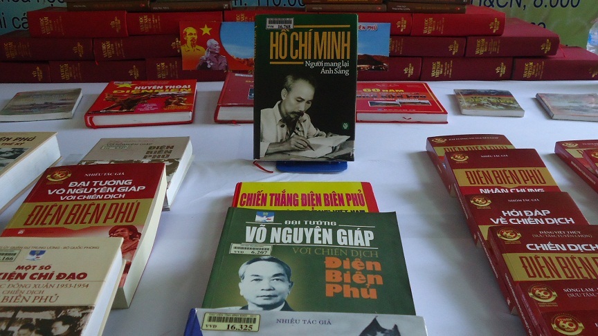 Nhiều sách viết về các nhân vật lịch sử của Việt Nam để thế hệ trẻ noi theo.
