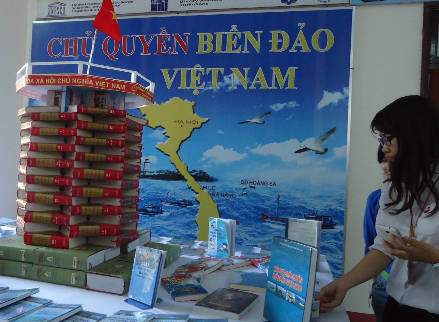 Nhiều sách khẳng định chủ quyền biển đảo Việt Nam.