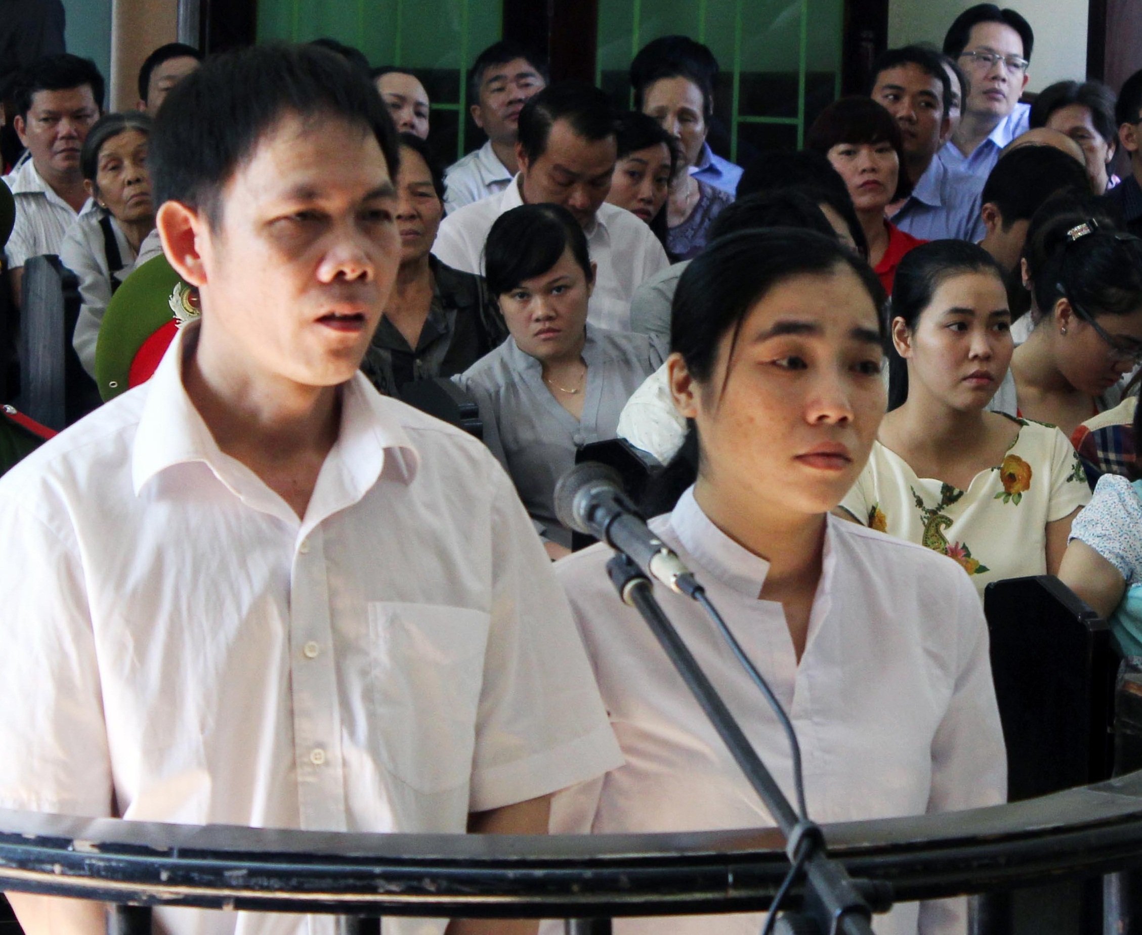Án chung thân cho thủ kho ngân hàng tham ô tài sản - 1 Hai bị cáo Hương và Sơn tại tòa