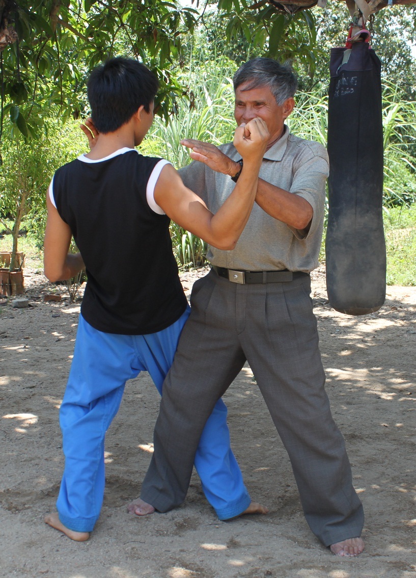 Võ sư Phan Thọ đang dạy võ thuật cho một võ sinh ở tỉnh Gia Lai xuống Bình Định học võ