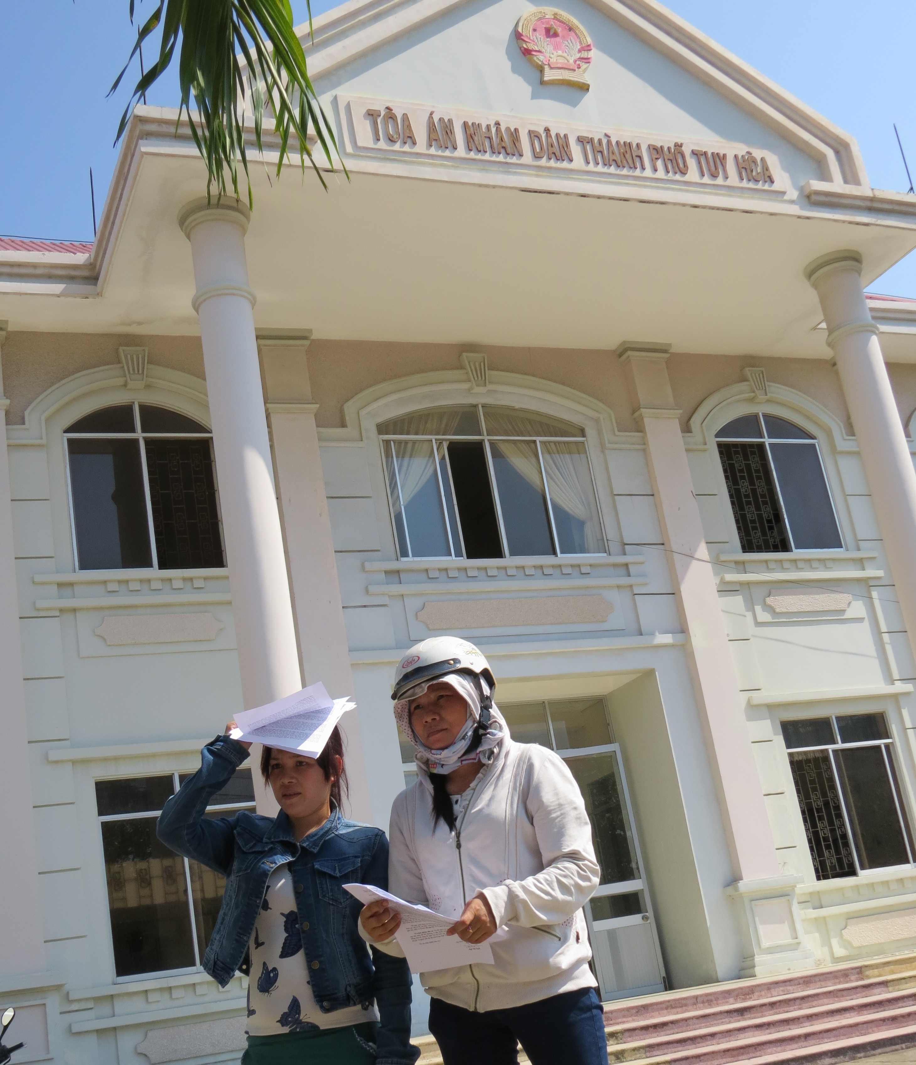 Bà Tâm (trái) và bà Tuyết trước TAND TP Tuy Hòa chiều 10/4 gửi đơn kháng cáo