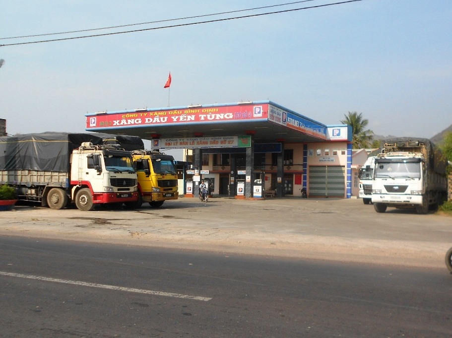 Trước đó, nhiều xe tải nghe tin có trạm cân lưu động đã tấp vào cây xăng để né