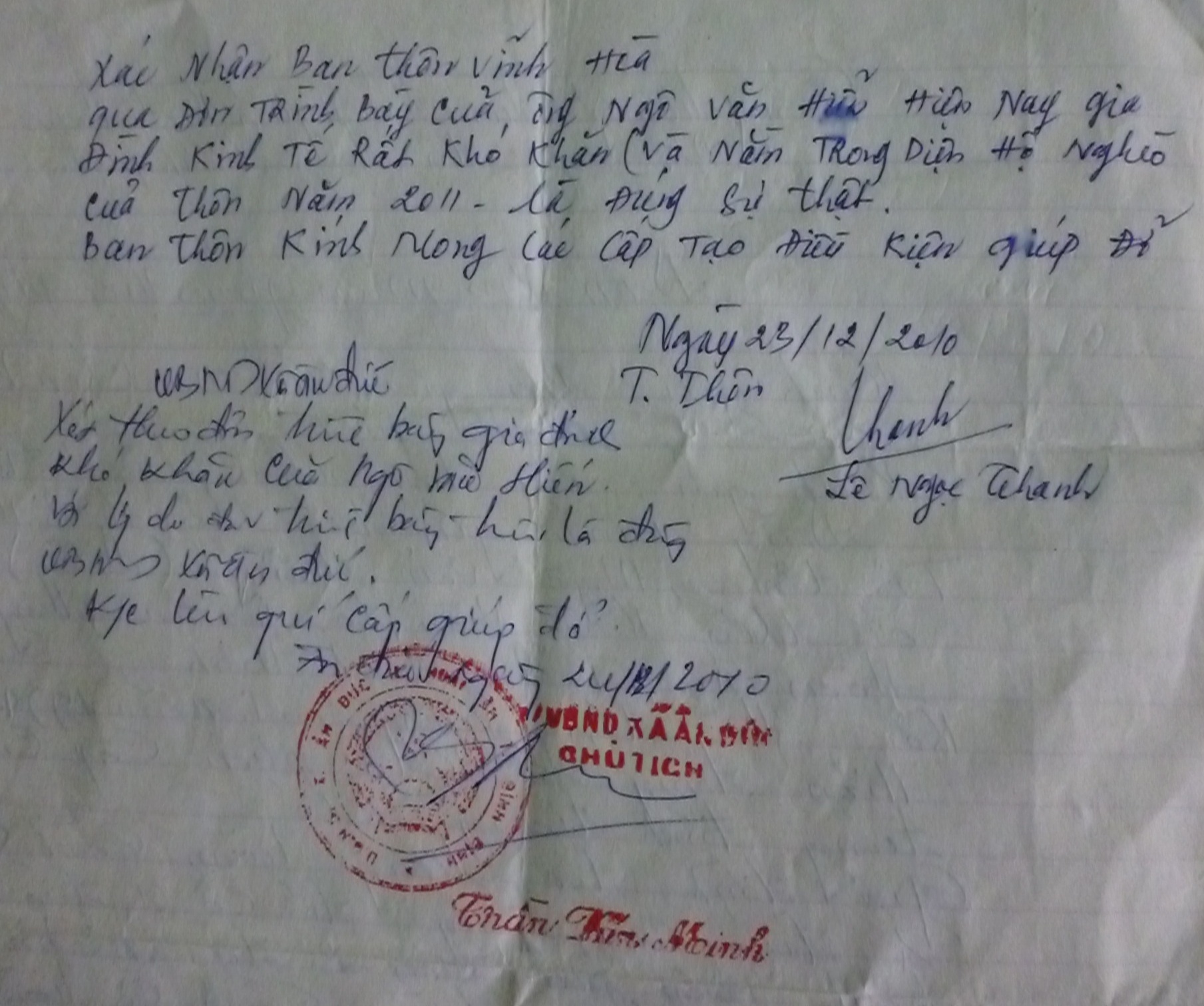 Mỗi lần đưa con đi viện, anh Hiển lại phải làm đơn xác nhận gia đình khó khăn để xin miễn viện phí