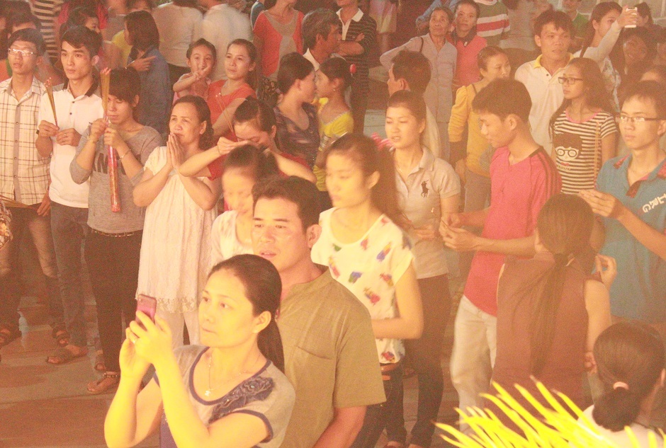 Hàng ngàn phật tử đến chùa cầu nguyện 