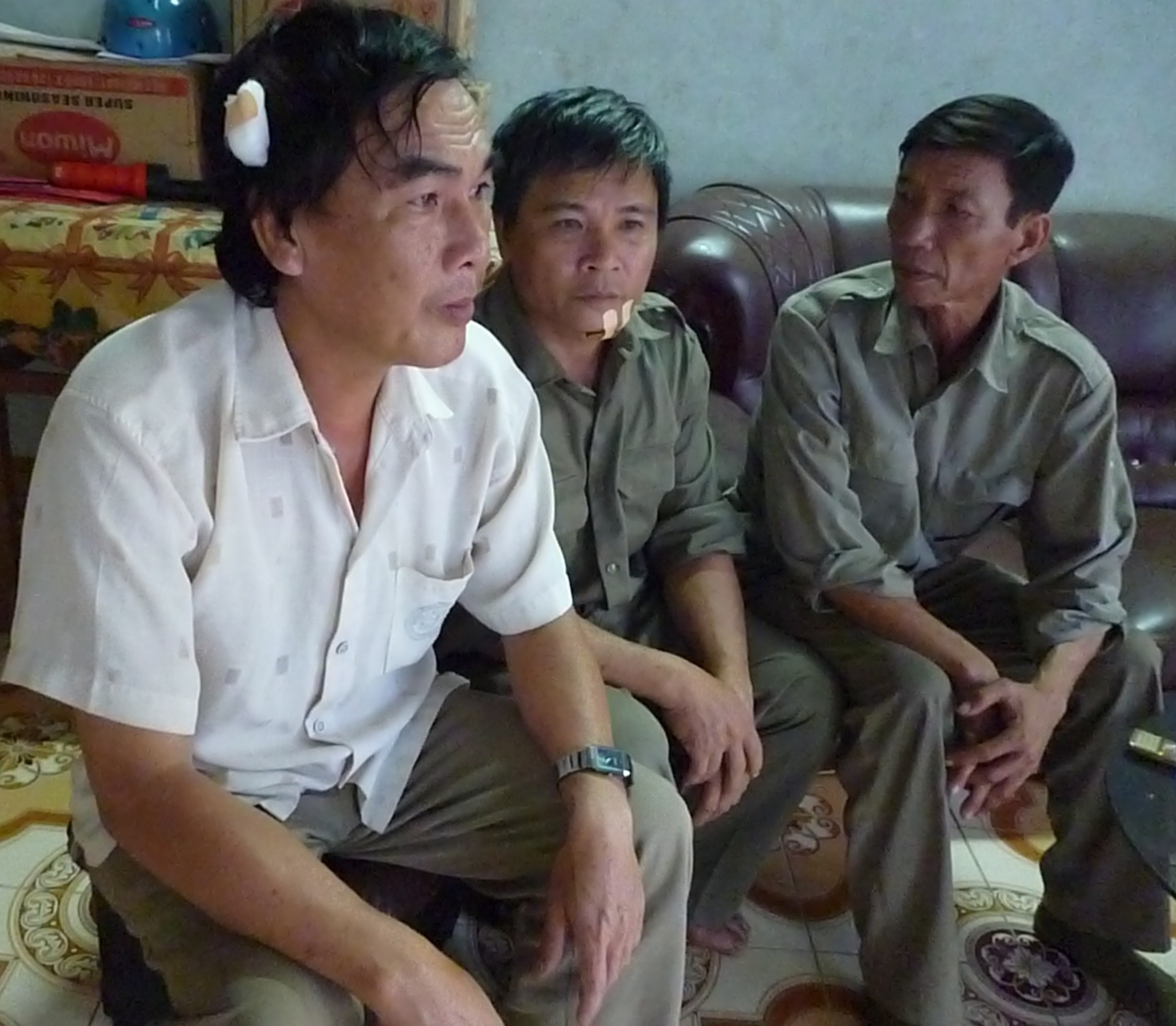 Anh Minh và anh Hào bị 2 tên trộm tấn công khi làm nhiệm vụ tuần tra