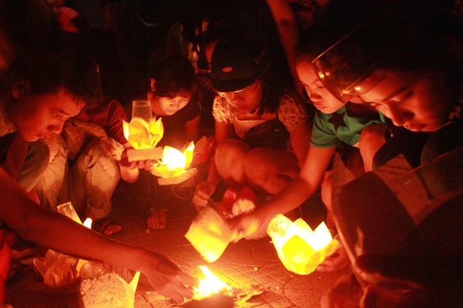 Thả đèn hoa đăng và nguyện cầu