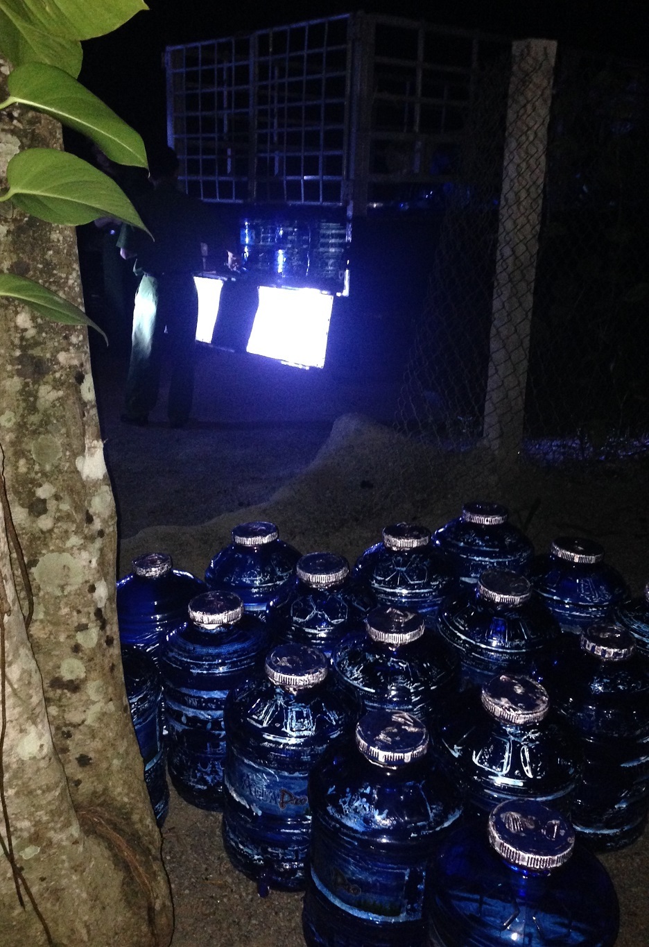 Anh em ruột lái cả xe tải đi trộm nước khoáng đóng bình