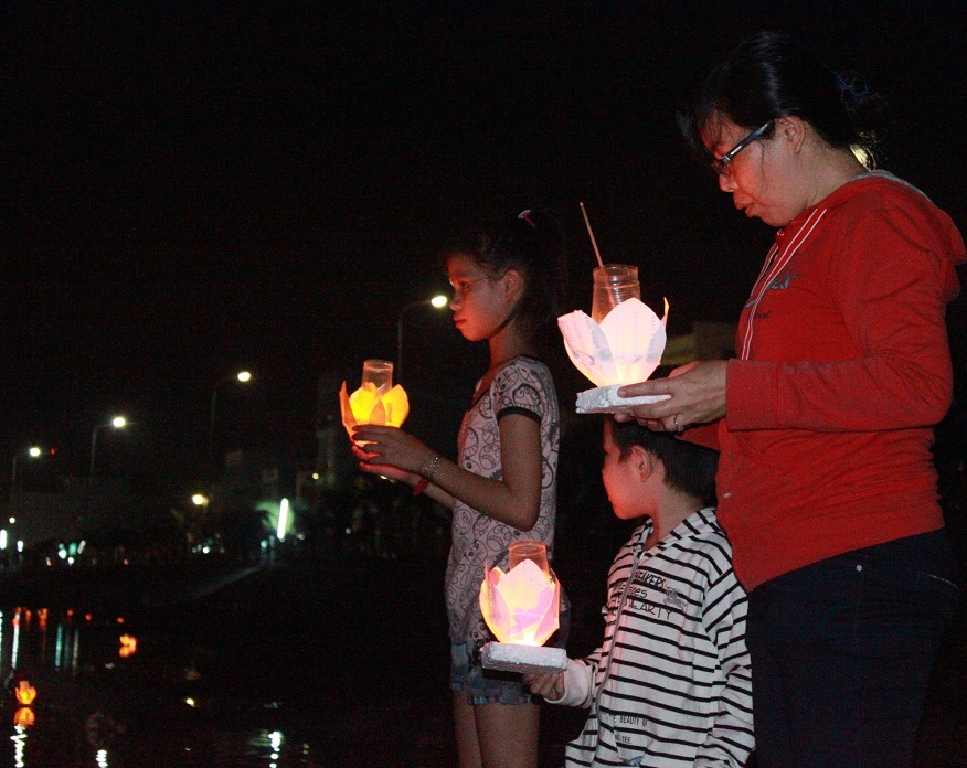 Thả đèn hoa đăng và nguyện cầu