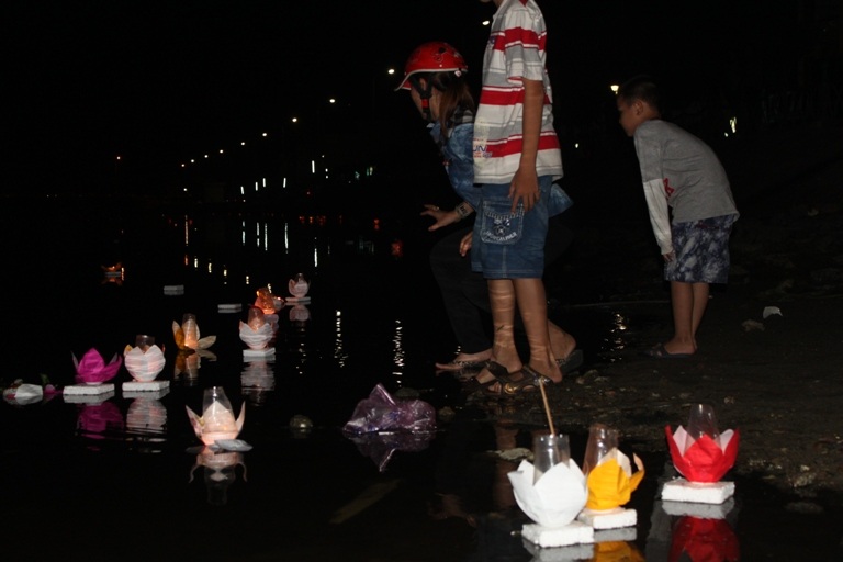 Hoa đăng thắp sáng sông Hà Thanh