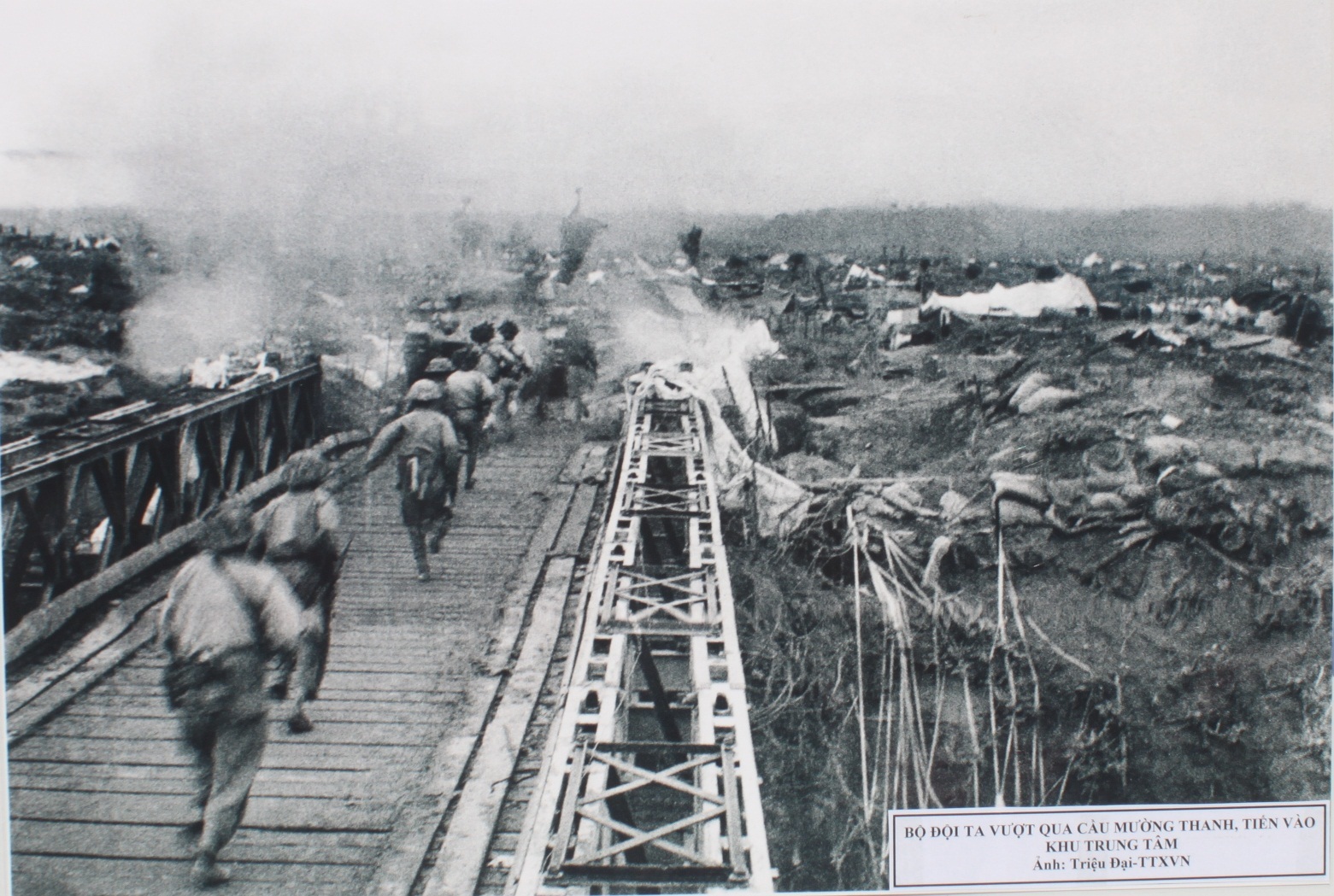 Bộ đội ta vượt qua cầu Mường Thanh tiến vào khu trung tâm