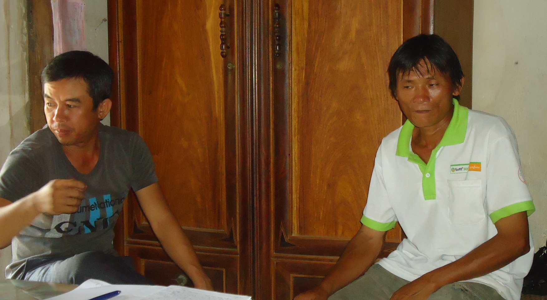 Anh Lập (áo trắng) bị công ty nợ trên 140 triệu đồng