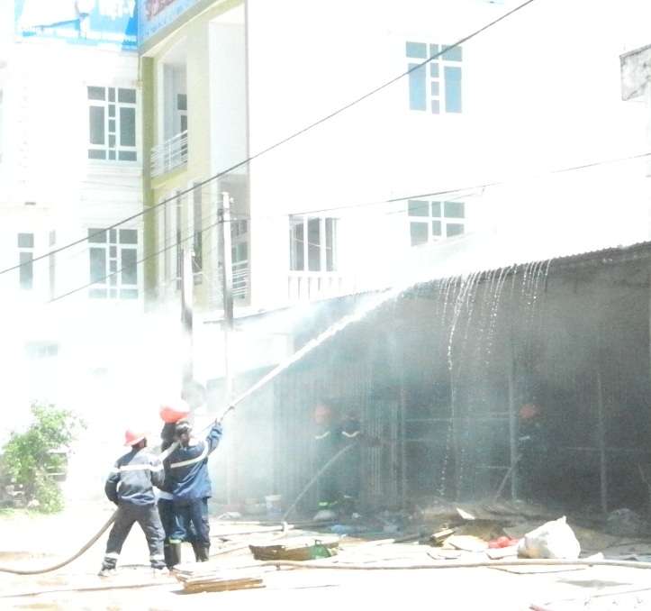 Lực lượng chức năng chữa cháy