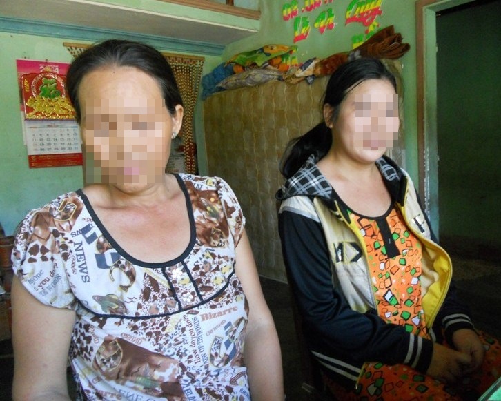 Nghi án thiếu nữ thiểu năng trí tuệ bị xâm hại - 1 Bà Dư (trái) cho rằng con gái mình bị Dương xâm hại