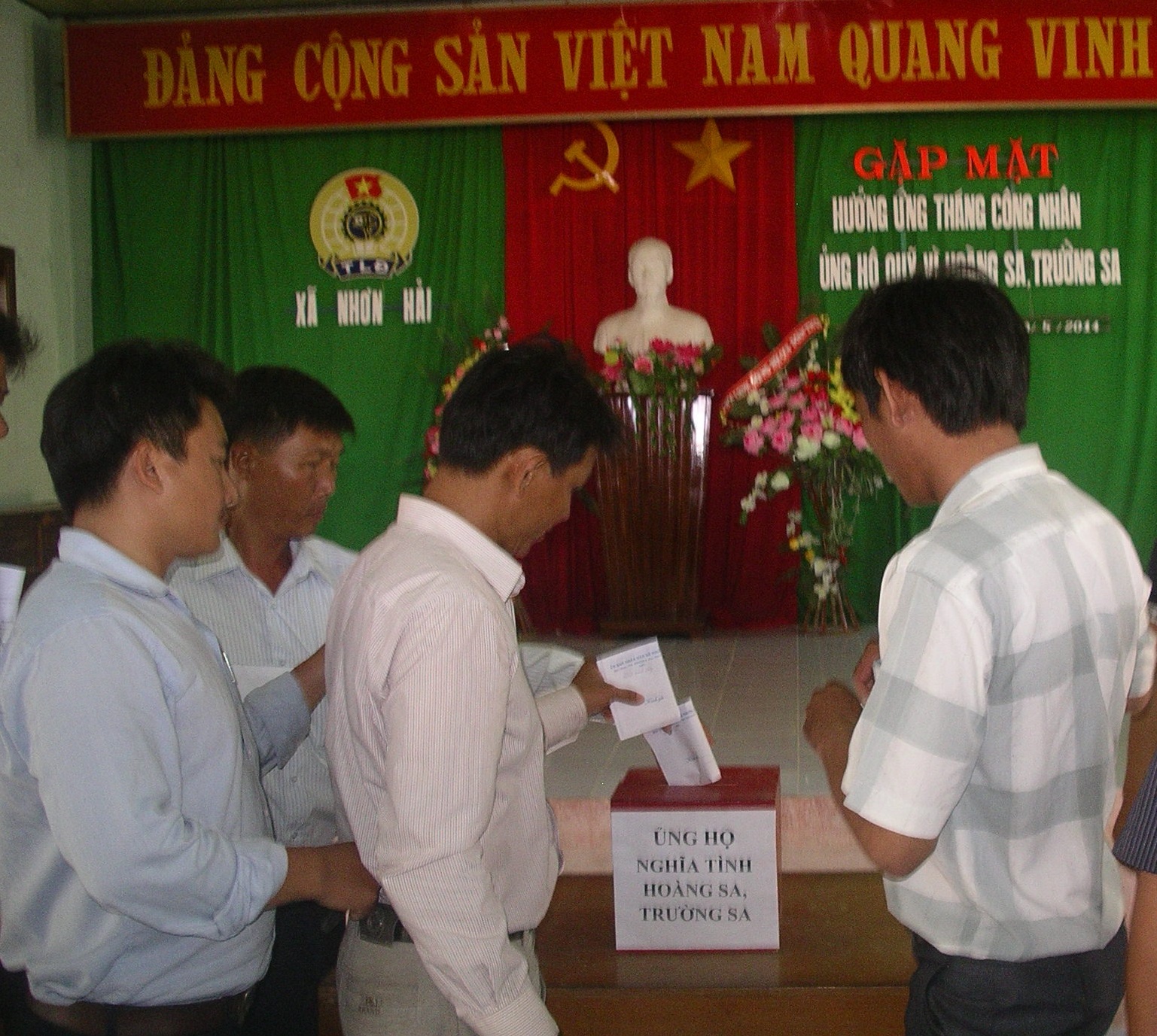 Cán bộ, công chức, đoàn viên xã bán đảo Nhơn Hải (TP Quy Nhơn, Bình Định) hướng về biển đảo Tổ quốc