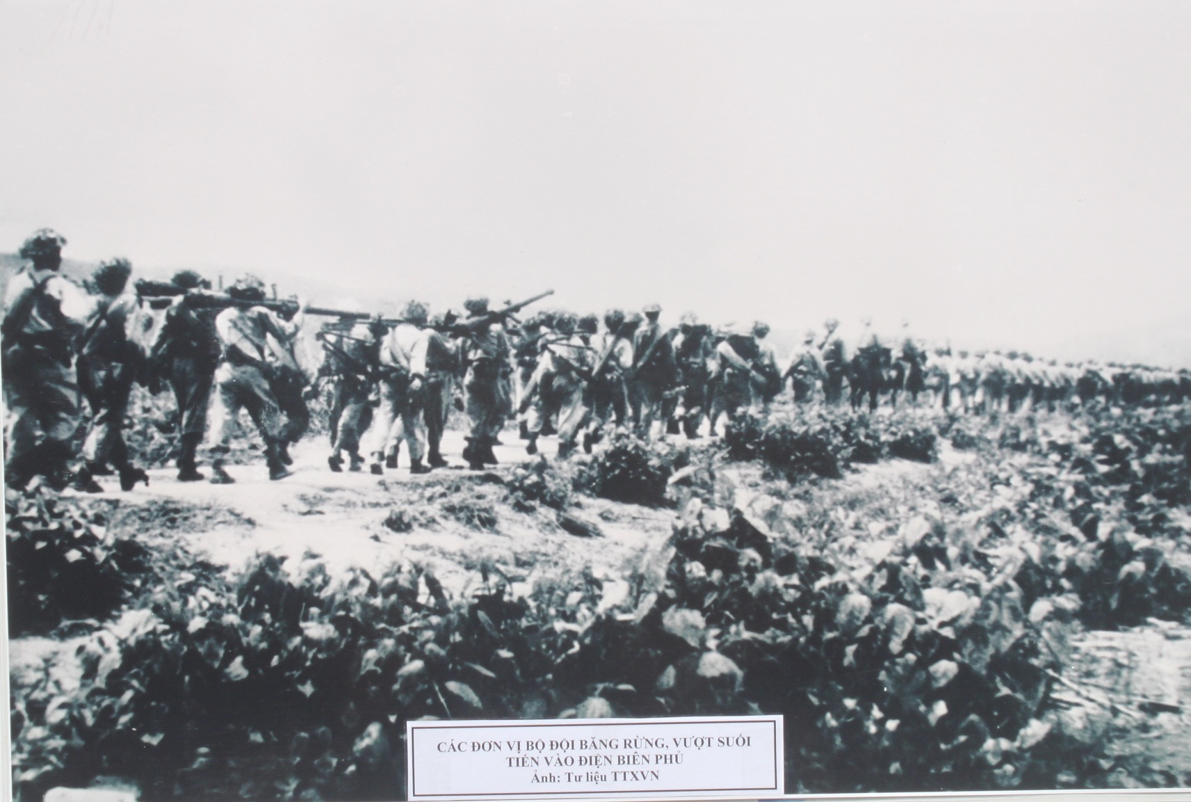 Các đơn vị bộ đội băng rừng, vượt suối tiến vào Điện Biên Phủ