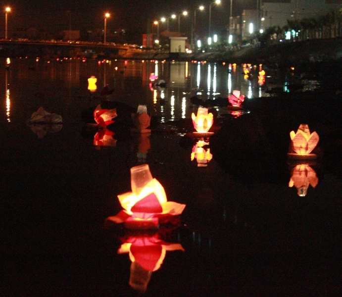 Hoa đăng thắp sáng sông Hà Thanh