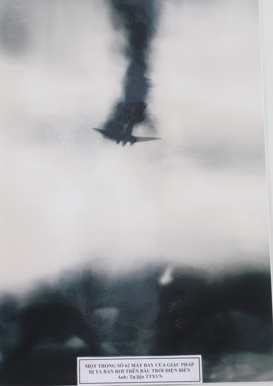 Một trong 62 máy bay địch bị quân ta bắn rơi trên bầu trời Điện Biên 