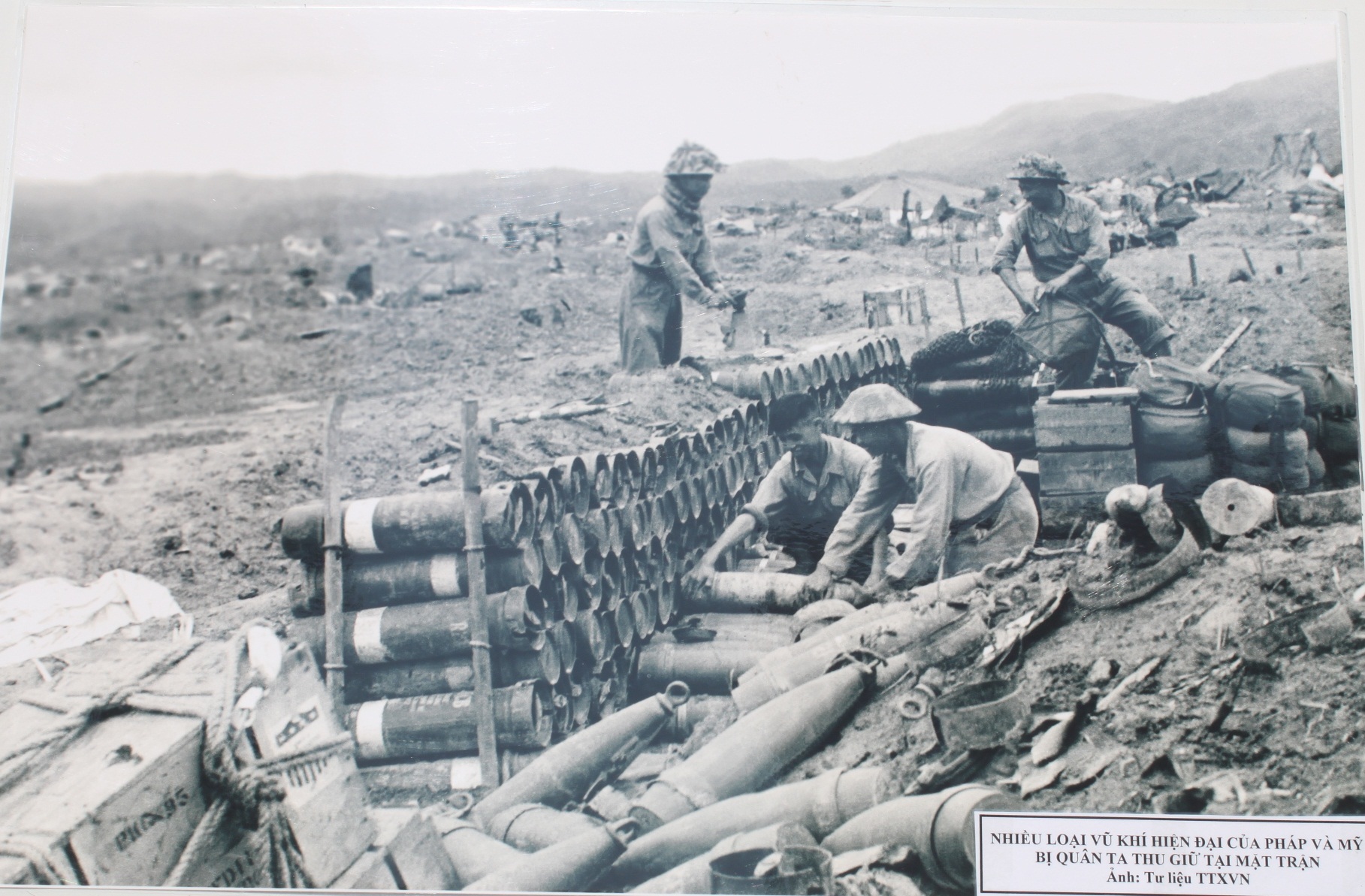 Nhiều loại vũ khí của quân địch bị quân ta thu giữ tại mặt trận