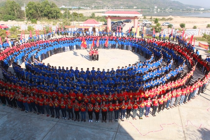 Các tình viên, thanh niên xếp vòng tròn hô vang khẩu hiệu: Trường Sa, Hoàng Sa là của Việt Nam