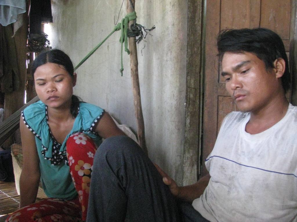 Vợ chồng anh Đinh Văn Mẫn (cha cháu Mắn) kể lại cái chết của con mình cho PV nghe